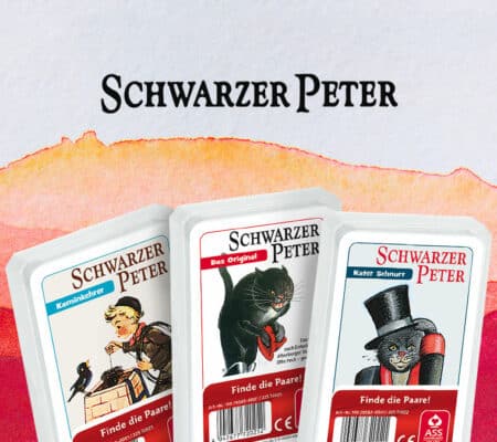 Rötlicher Aquarell Hintergrund mit darüberliegendem Schwarzer Peter Schriftzug und drei aufgefächerte Schwarzer Peter Kartenspiele ovn ASS Altenburger Spielkarten.