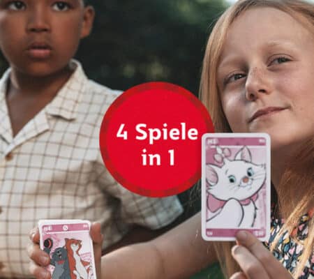 Kinder spielen draußen Quartett Kartenspiel von ASS Altenburger. Darüber liegt ein roter Störer mit der Aufschrift „4 Spiele in 1“.