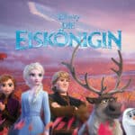 Anna, Elsa, Kristoff, Sven und Olaf von Disney die Eiskönigin unter Frozen Schriftzug vor herbstliche Berglandschaft.
