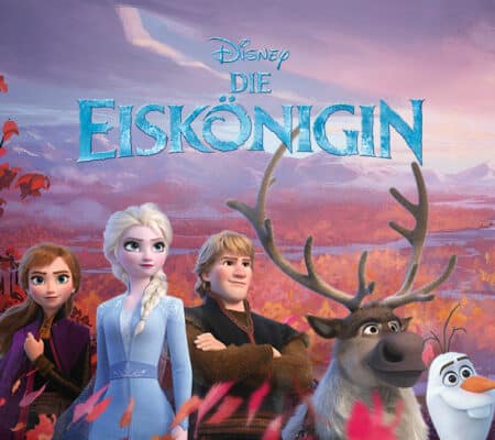 Anna, Elsa, Kristoff, Sven und Olaf von Disney die Eiskönigin unter Frozen Schriftzug vor herbstliche Berglandschaft.