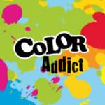Farbenfroher, bunter Color Addict Hintergrund voller Farbkleckse mit darüber liegendem Color Addict Logo.