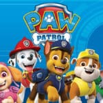 Fünf Paw Patrol Hunde nebeneinander aufgeregt in der Reihenfolge Skye, Marshall, Chase, Rubble und Everest. Dahinter befindet sich das Paw Patrol Logo und ein blauer Hintergrund mit der Abbildung der Paw Patrol Zentrale.