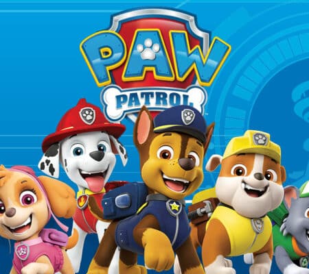 Fünf Paw Patrol Hunde nebeneinander aufgeregt in der Reihenfolge Skye, Marshall, Chase, Rubble und Everest. Dahinter befindet sich das Paw Patrol Logo und ein blauer Hintergrund mit der Abbildung der Paw Patrol Zentrale.