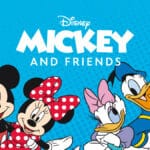 Mickey, Minnie, Daisy und Donald unter Disneys Mickey Mouse and Friends Logo auf gepunkteten, blauem Hintergrundverlauf.