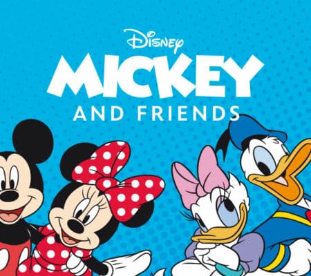 Mickey, Minnie, Daisy und Donald unter Disneys Mickey Mouse and Friends Logo auf gepunkteten, blauem Hintergrundverlauf.