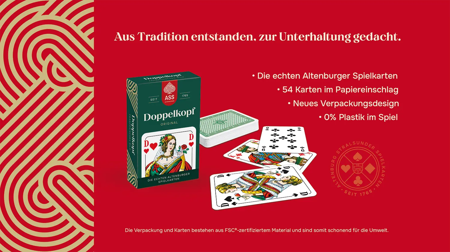 Eine Schachtel des ASS Altenburger Doppelkopf französisch ist von vorne vor einem roten Hintergrund mit goldenen Mustern zu sehen, daneben stehen einige Fakten zum Spiel.