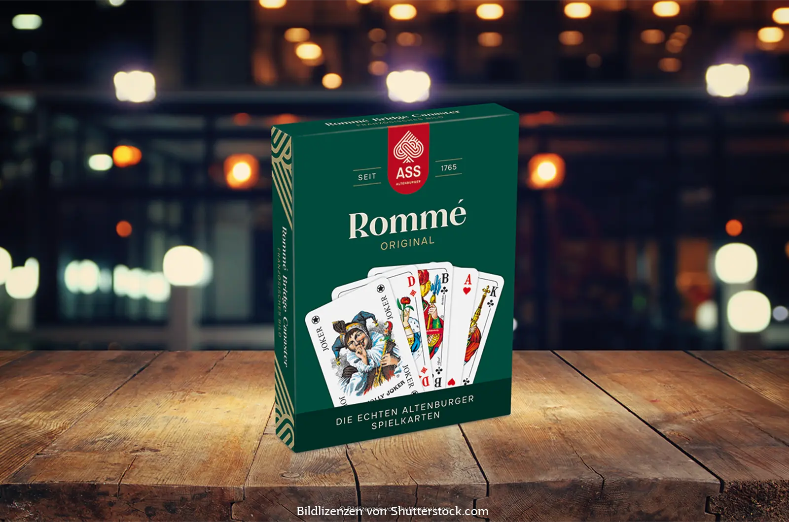 Kartenspiel Rommé steht auf Holzuntergrund in gemütlichem Ambiente. Rommé, ASS Altenburger
